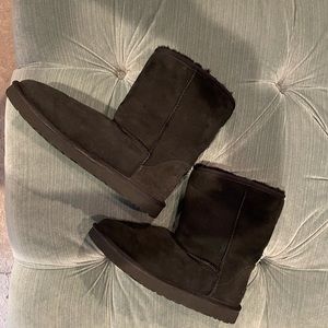UGG size 11 Classic Low Boots